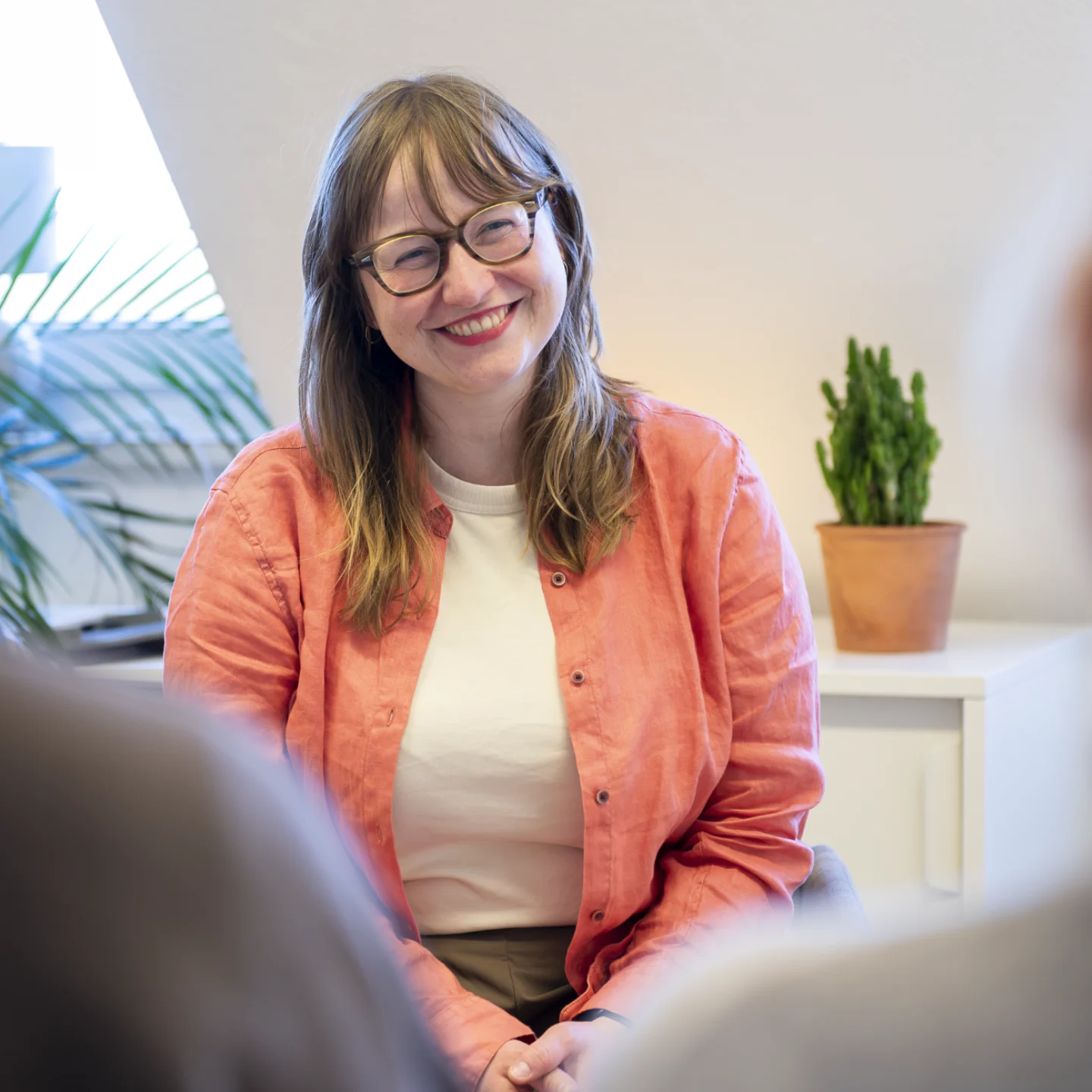 Maria Veit im Gespräch mit Patient:innen